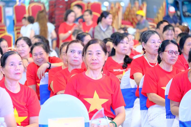 Đông đảo người dân tham dự chương trình. Ảnh: Lê Sơn