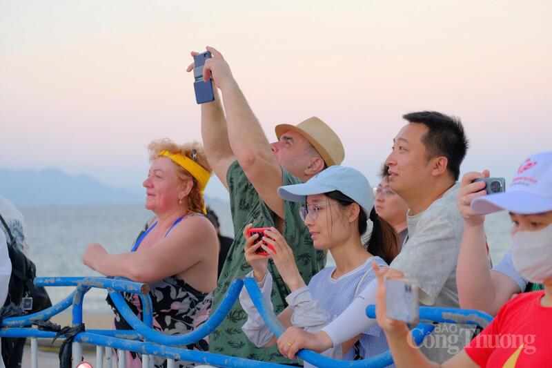 Chương trình thu hút đông đảo sự tham gia của nhân dân và du khách. Ảnh: Lê Sơn