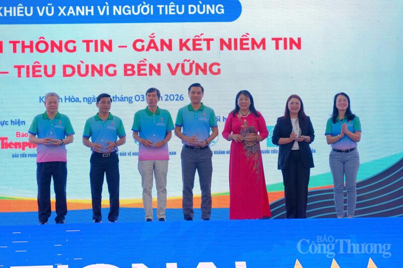 Các cá nhân, tổ chức nhận kỷ niệm chương từ Ban tổ chức. Ảnh: Lê Sơn