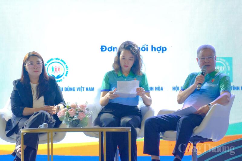 Ông Bùi Thanh Thủy (bên phải), Phó Chủ tịch kiêm Tổng thư ký Hội Bảo vệ người tiêu dùng Việt Nam trả lời câu hỏi của người tiêu dùng trong phiên tọa đàm "Tiêu dùng xanh và an toàn sản phẩm". Ảnh: Lê Sơn