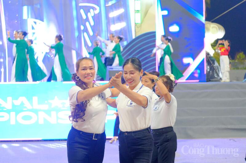 Tiết mục khiêu vũ tại chương trình. Ảnh: Lê Sơn