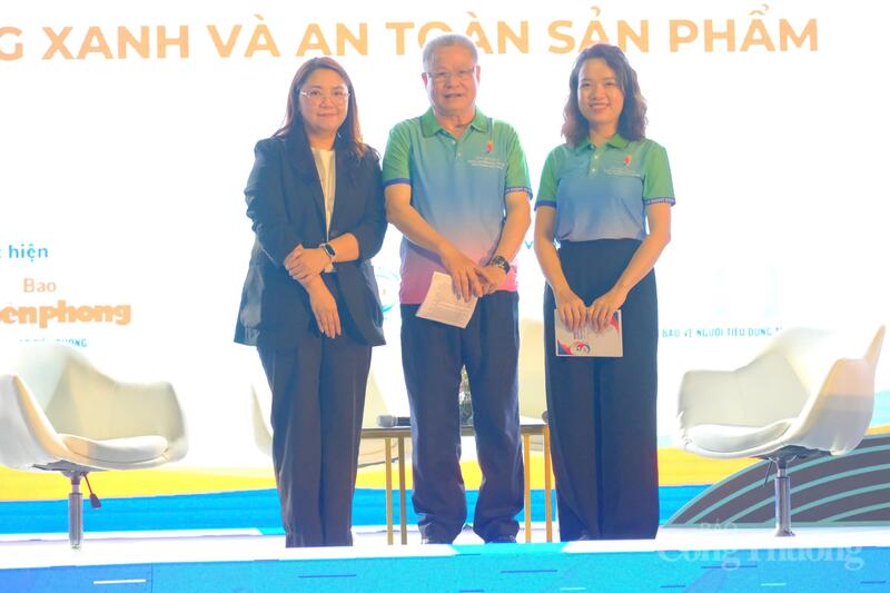 Các đại biểu chụp ảnh lưu niệm tại phiên tọa đàm. Ảnh: Lê Sơn