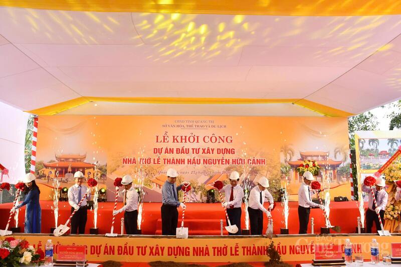 Các đại biểu thực hiện nghi thức khởi công tại buổi lễ