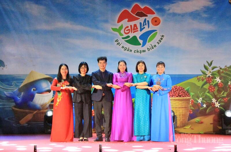 Các đại biểu chụp hình lưu niệm.