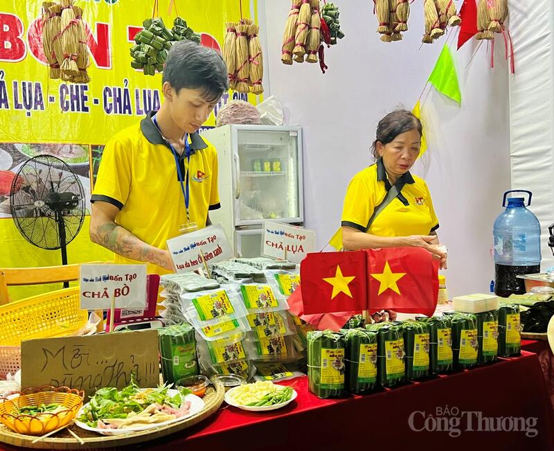 Ngày hội năm nay quy tụ 51 gian hàng với gần 90 đơn vị tham gia, bao gồm các gian ẩm thực, sản phẩm OCOP và không gian quảng bá văn hóa - du lịch.