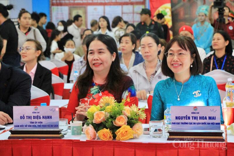 Các đại biểu tham dự lễ khai mạc.