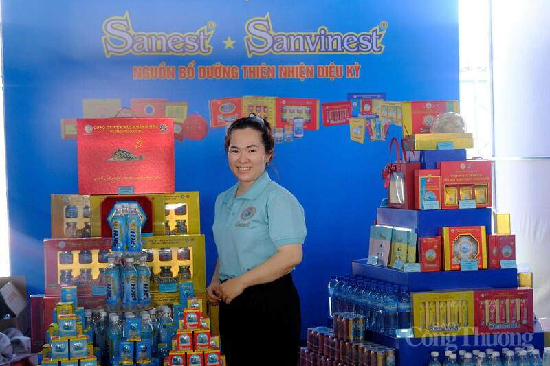 Gian hàng Yến sào Khánh Hòa tại lễ phát động. Ảnh: Lê Sơn