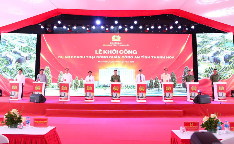 Các đại biểu thực hiện nghi thức bấm nút khởi công dự án. Ảnh: Công an Thanh Hóa