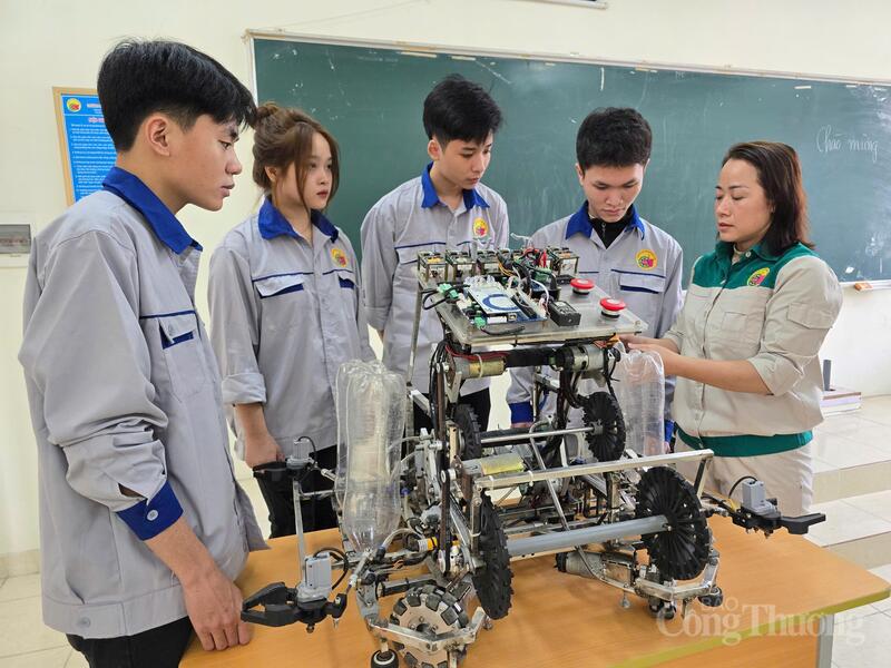 Sinh viên Khoa Điện tử công nghiệp tìm hiểu về robocon