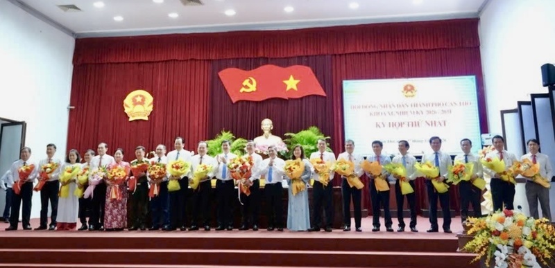 Bí thư Thành ủy, Chủ tịch HĐND TP tặng hoa chúc mừng các nhân sự của UBND TP vừa được bầu.