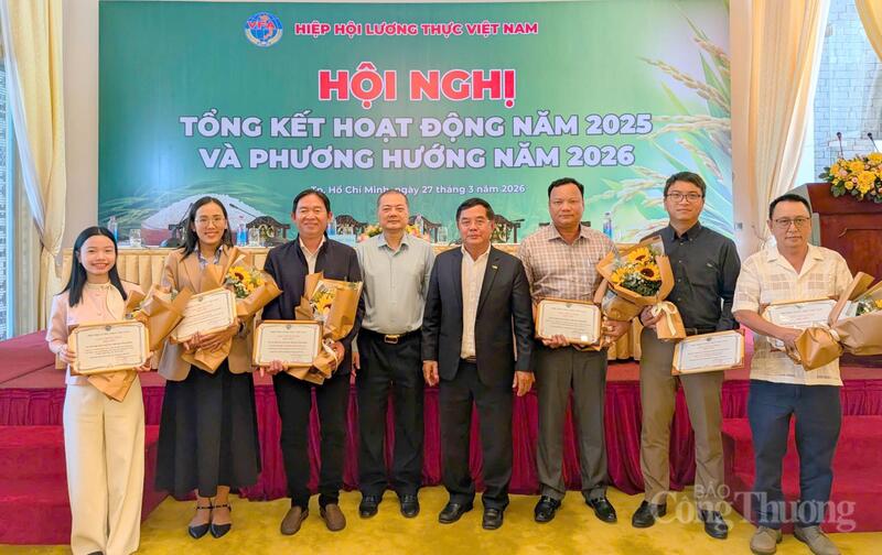 Ông Nguyễn Anh Sơn, Cục trưởng Cục Xuất nhập khẩu và ông Đỗ Hà Nam, Chủ tịch VFA trao giấy chứng nhận hội viên cho các doanh nghiệp.