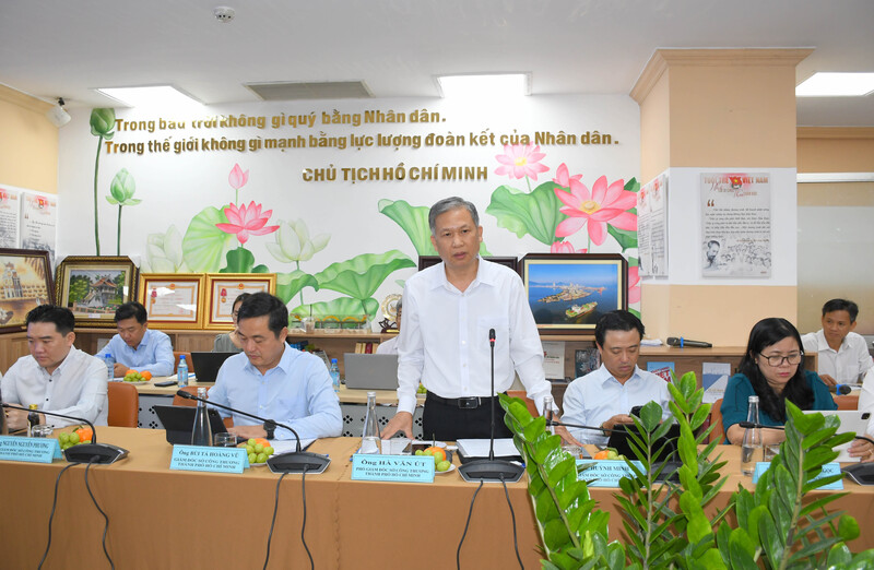Ông Hà Văn Út, Phó Giám đốc Sở Công Thương TP. Hồ Chí Minh, báo cáo đánh giá tình hình phát triển ngành Công Thương Thành phố; xây dựng định hướng, nhiệm vụ và giải pháp năm 2025, tầm nhìn đến 2030 tại buổi làm việc. Ảnh: Thanh Minh.