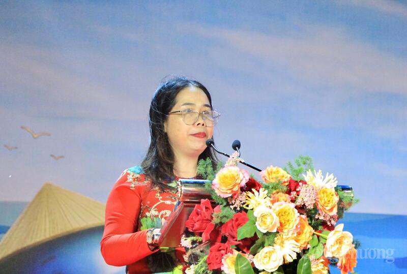 Bà Đỗ Thị Diệu Hạnh, Giám đốc Sở Văn hóa, Thể thao và Du lịch tỉnh Gia Lai phát biểu khai mạc. Ảnh: Hiền Mai