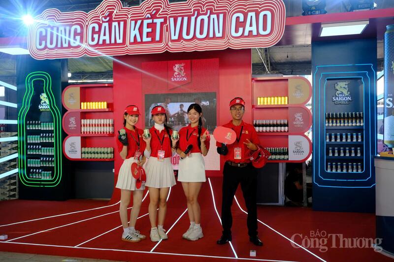 Gian hàng bia Sài Gòn sẵn sàng phục vụ cho người tiêu dùng. Ảnh: Lê Sơn