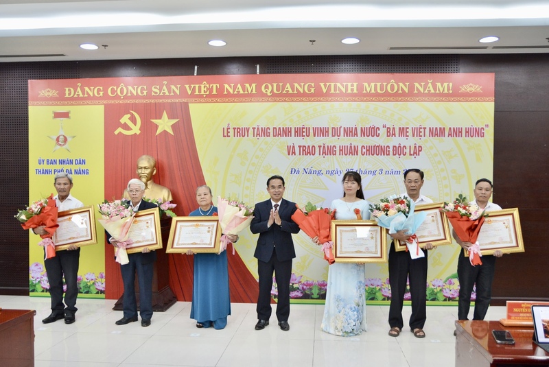 Truy tặng danh hiệu vinh dự Nhà nước “Bà mẹ Việt Nam Anh hùng” cho đại diện thân nhân 12 mẹ. Ảnh: Ngọc Thảo