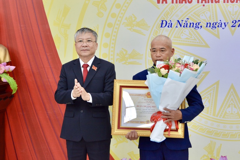 Chủ tịch HĐND TP. Đà Nẵng Nguyễn Đức Dũng trao tặng Huân chương Độc lập hạng Ba cho thân nhân gia đình ông Tăng Tôn và bà Triệu Thị Tôn. Ảnh: Ngọc Thảo