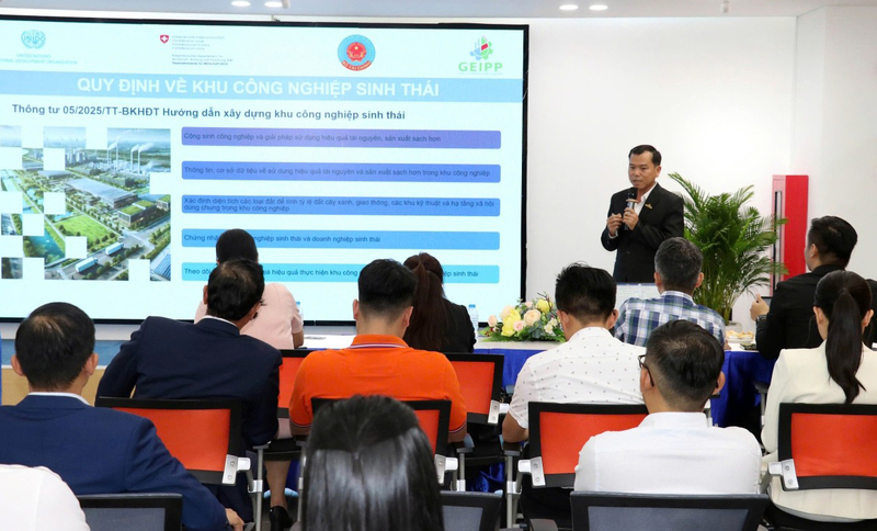 Ông Nguyễn Hữu Nghị - Phó Tổng giám đốc Công ty Cổ phần Đô thị Amata Biên Hòa, chia sẻ kinh nghiệm "Chuyển đổi khu công nghiệp theo mô hình khu công nghiệp sinh thái" tại sự kiện. Ảnh: Minh Khuê.