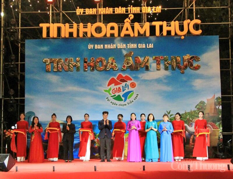 Các đại biểu cắt băng khai mạc Ngày hội Văn hóa Ẩm thực Gia Lai 2026.