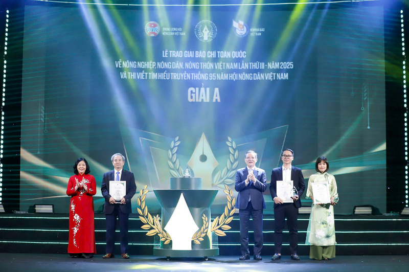 Trao giải A cho các tác giả đoạt giải báo chí toàn quốc về tam nông năm 2025. Ảnh: Nguyễn Chương