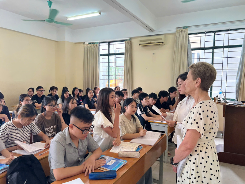 Các sinh viên nhà trường học tiếng Anh do giáo viên là tình nguyện viên người Australia giảng dạy