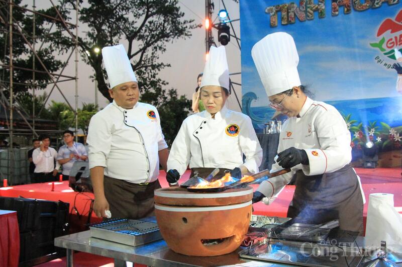 Trong không gian mở, các đầu bếp, nghệ nhân đã trực tiếp trình diễn chế biến những món ăn tiêu biểu, tái hiện sinh động hành trình ẩm thực từ đại ngàn xuống biển.