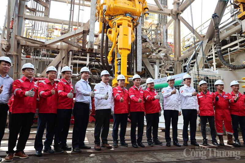 Các đại biểu chụp ảnh chung trên giàn khoan.