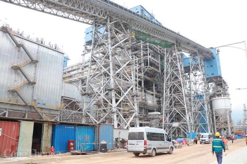 Tiến độ tổng thể dự án hiện đạt 97,98%. Đáng chú ý, tổ máy số 2 đã hoàn thành nhận điện ngược vào ngày 12/2/2026, đánh dấu bước chuyển quan trọng trong quá trình hoàn thiện và đưa nhà máy vào vận hành.