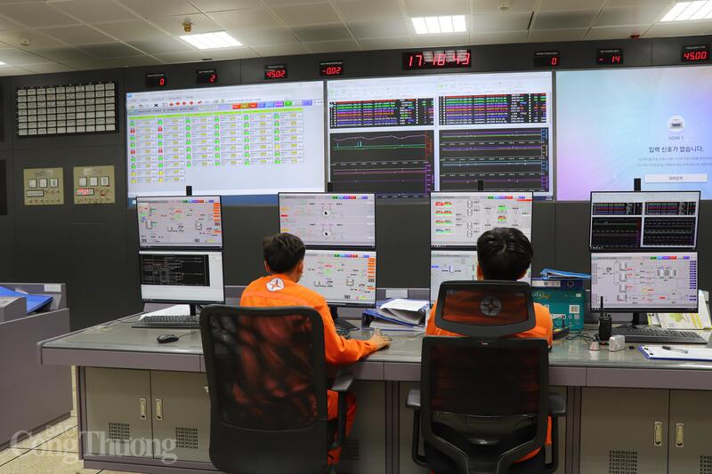 Ngoài ra, hệ thống bảo vệ môi trường được đầu tư đồng bộ, bao gồm các thiết bị xử lý khí thải như khử SOx, NOx, bụi tĩnh điện, cùng hệ thống quan trắc khí thải tự động, liên tục, bảo đảm tuân thủ các quy chuẩn môi trường.