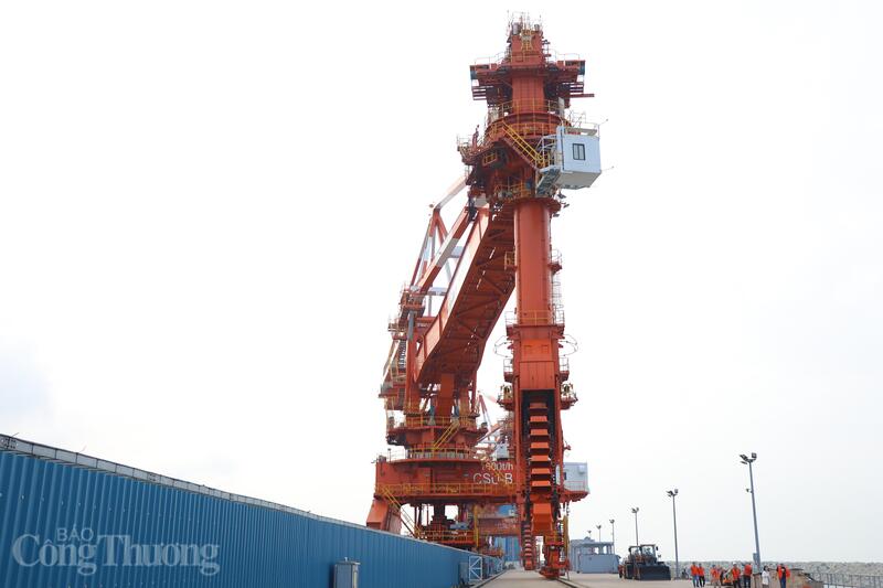 Hệ thống cảng nhập than và băng tải đã hoàn thành lắp đặt, đồng thời chạy thử thành công chuyến than đầu tiên phục vụ tổ máy số 1.