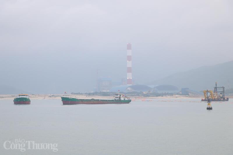 Hiện nay, công tác nạo vét vẫn đang được tiếp tục triển khai nhằm bảo đảm tiếp nhận tàu 100.000 DWT theo đúng thiết kế. Việc hoàn thiện hạ tầng cảng có ý nghĩa quan trọng trong việc chủ động nguồn cung nhiên liệu, qua đó góp phần bảo đảm vận hành ổn định, hiệu quả và lâu dài cho nhà máy.