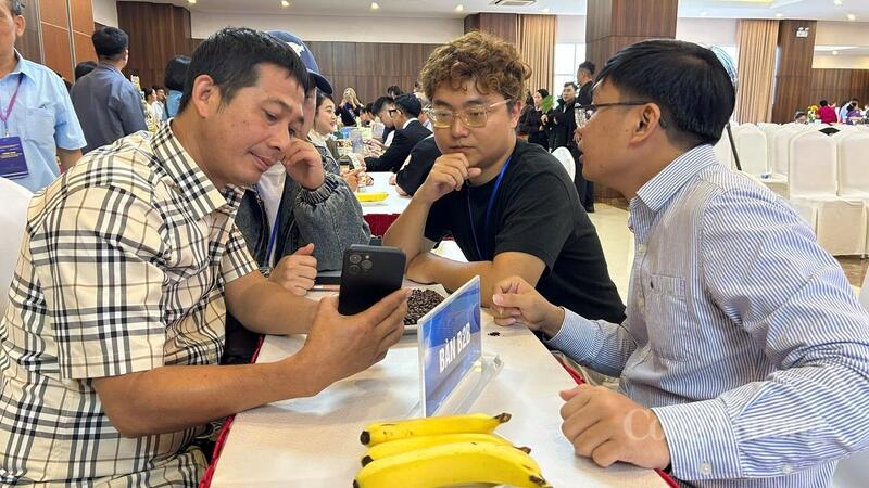 Doanh nghiệp nước ngoài vào Đắk Lắk tìm hiểu để mua nông sản Tây Nguyên. Ảnh: Vũ Long.