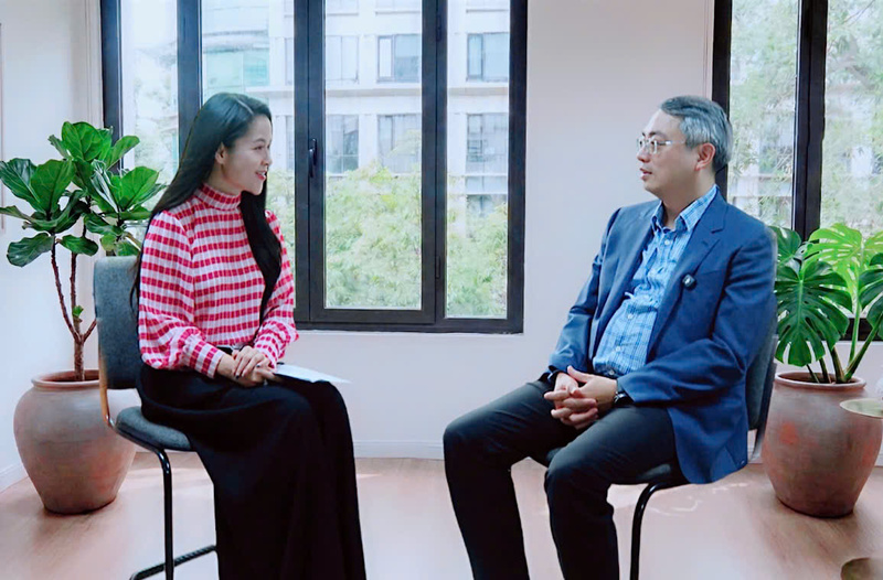 Phó Cục trưởng Hoàng Ninh chia sẻ với phóng viên Báo Công Thương về sự phát triển mạnh mẽ của thương mại điện tử Việt Nam. Ảnh: Hải Trung.