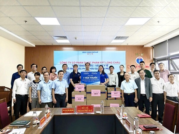 Hệ thống trao tặng thuốc và vật tư y tế thiết yếu cho người dân Huế chịu thiệt hại nặng nề do bão lũ.