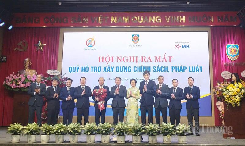 Bộ trưởng Bộ Tư pháp Nguyễn Hải Ninh và các đại biểu tại Hội nghị ra mắt Quỹ hỗ trợ xây dựng chính sách, pháp luật. Ảnh: Hải Sơn