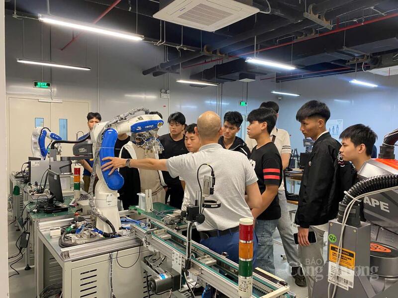 Sinh viên khoa kỹ thuật - công nghệ thực tập tại Công ty Goetex ở Bắc Ninh