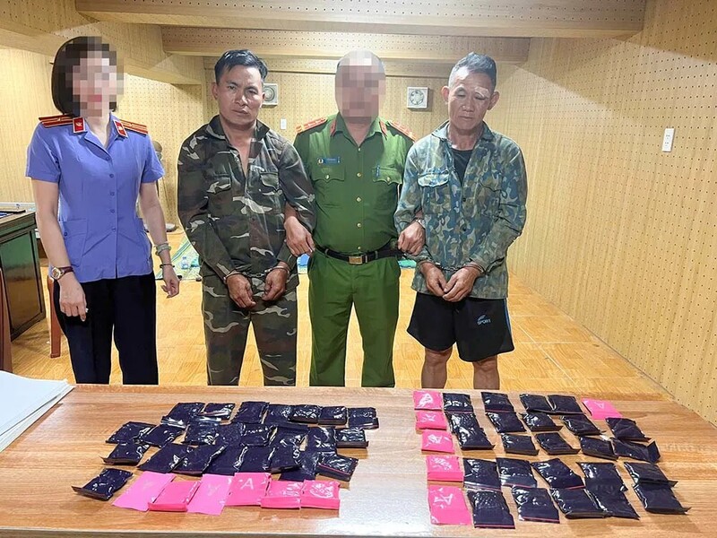 Các đối tượng và tang vật tại cơ quan Công an. Ảnh: Công an tỉnh Sơn La