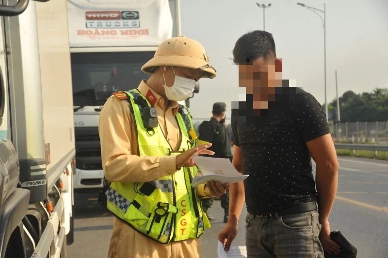 Lực lượng Cảnh sát giao thông kiểm tra với phương tiện vận tải hàng hóa. Ảnh: Cục Cảnh sát giao thông