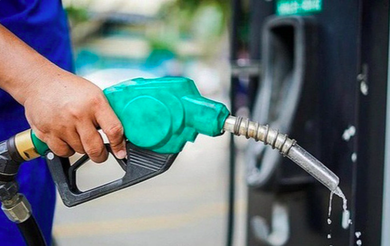 Từ 24h00 ngày 26/3, áp dụng mức thuế mới đối với xăng, dầu, nhiên liệu bay. Ảnh minh hoạ