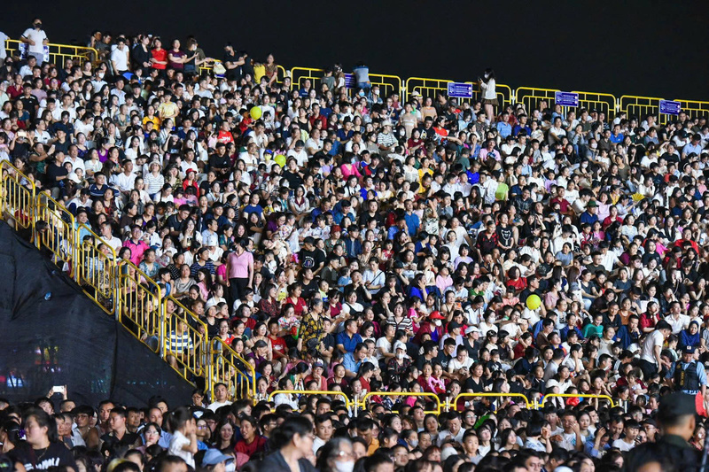 Đông đảo người dân, du khách cùng thưởng thức màn biểu diễn nghệ thuật.