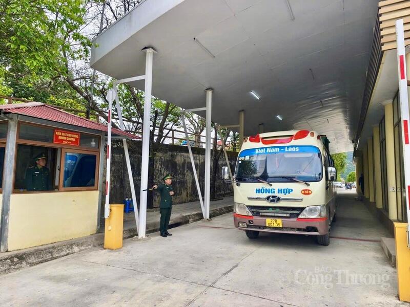 Các lực lượng chức năng Biên phòng, Hải quan tỉnh Điện Biên siết chặt kiểm tra các phương tiện vận tải qua biên giới.