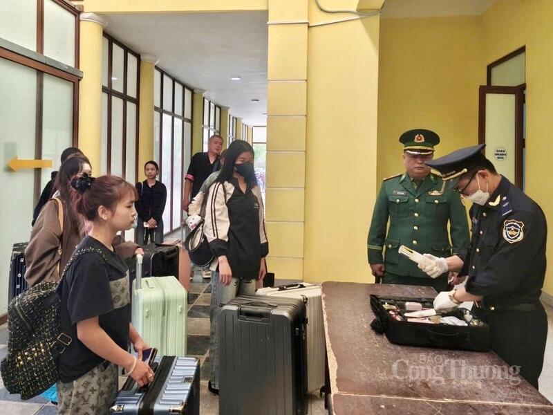 Kiểm tra, kiểm soát chặt chẽ tại cửa khẩu Quốc tế Tây Trang (tỉnh Điện Biên) góp phần giữ ổn định thị trường và bảo đảm an ninh năng lượng quốc gia.