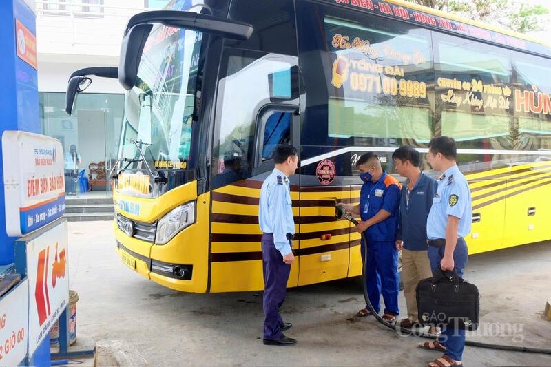 Ngăn chặn từ sớm từ xa các vi phạm, lực lượng quản lý thị trường Sở Công Thương tỉnh Điện Biên tăng cường kiểm tra, giám sát các doanh nghiệp, cửa hàng bán lẻ xăng dầu trên địa bàn.