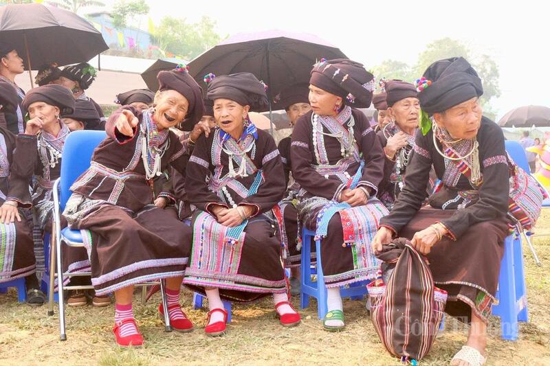 Niềm vui của người già chờ đợi điều may mắn trong lễ hội.