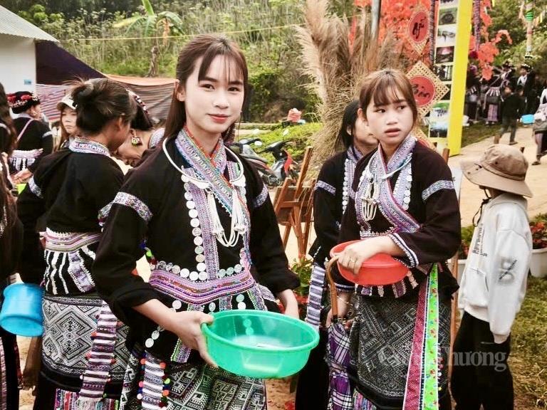 Từ sáng sớm, các thiếu nữ trong bản đã chờ đợi đến những giây phút linh thiêng và sôi động của lễ hội.