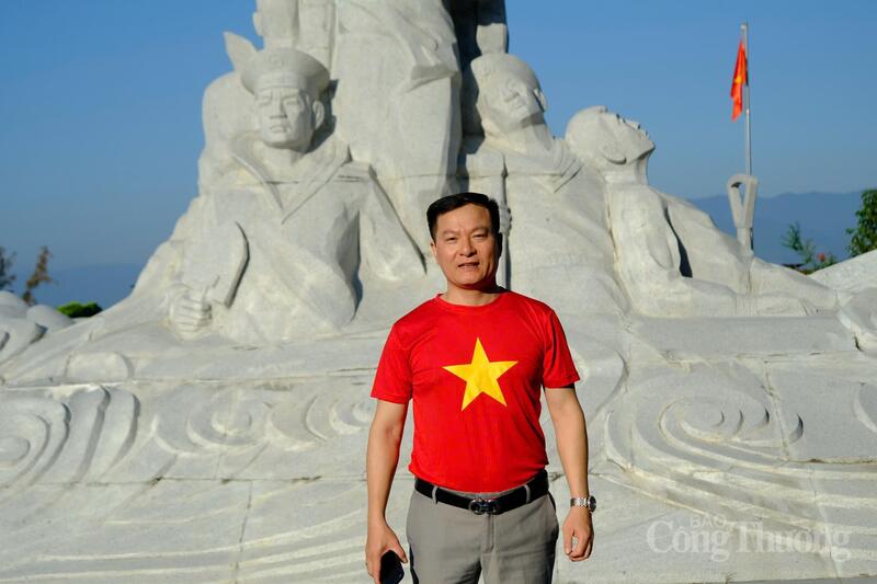 Ông Phan Thế Thắng tại Khu tưởng niệm các chiến sĩ Gạc Ma. Ảnh: Lê Sơn