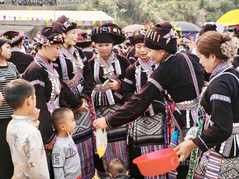 Người dân trong bản Coóc Noọc nô nức chuẩn bị cho con cháu cùng tham gia lễ hội.