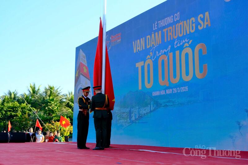 Cán bộ, chiến sĩ Bộ Chỉ huy Quân sự tỉnh Khánh Hòa thực hiện nghi lễ thượng cờ. Ảnh: Lê Sơn