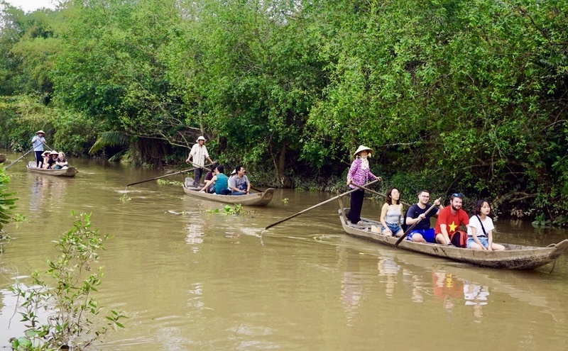 Những xuồng chèo len lỏi trong rạch nhỏ đa dạng và phong phú - Ảnh: vinhlong.gov.vn