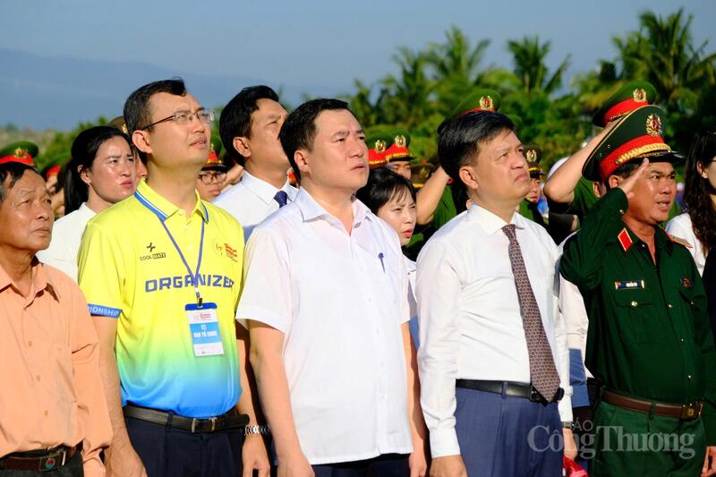 Thứ trưởng Bộ Công Thương Nguyễn Sinh Nhật Tân cùng các đại biểu thực hiện nghi thức chào cờ. Ảnh: Lê Sơn