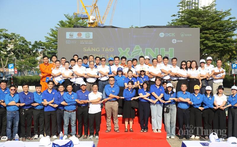 Các đại biểu tham dự thể hiện tinh thần đoàn kết, quyết tâm hưởng ứng Giờ Trái đất năm 2026